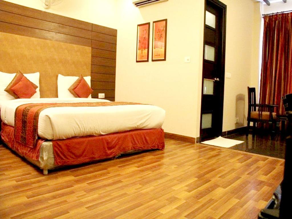 Treebo Premium Relax Inn Patel Nagar New Delhi Exterior photo